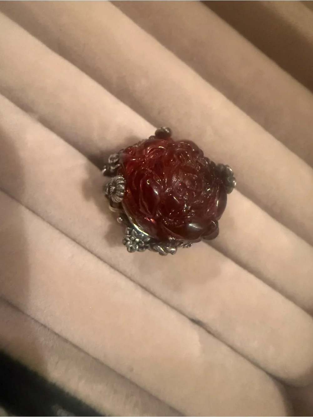 Carved Blood Amber and Sterling Silver Ring Puedo pasar por ella